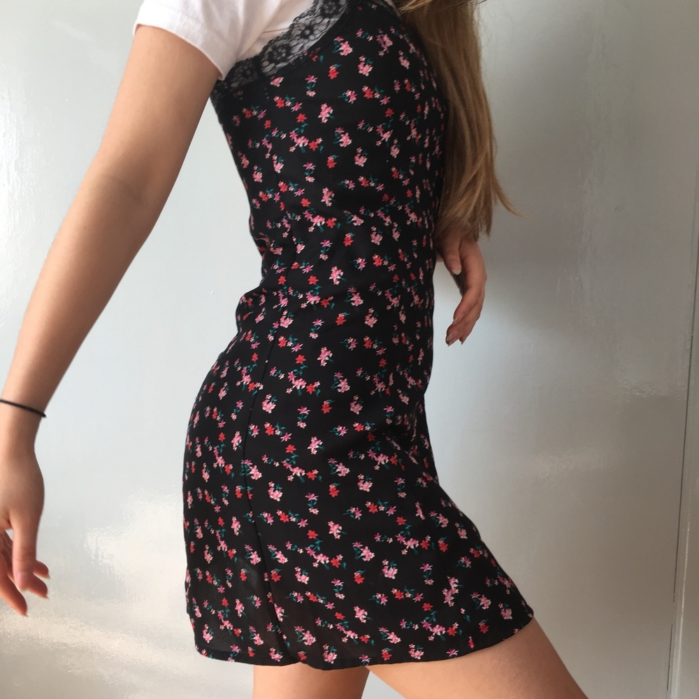 Lace Dress - Picture 5 of 6